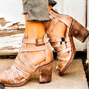 Freebird Claw sandal